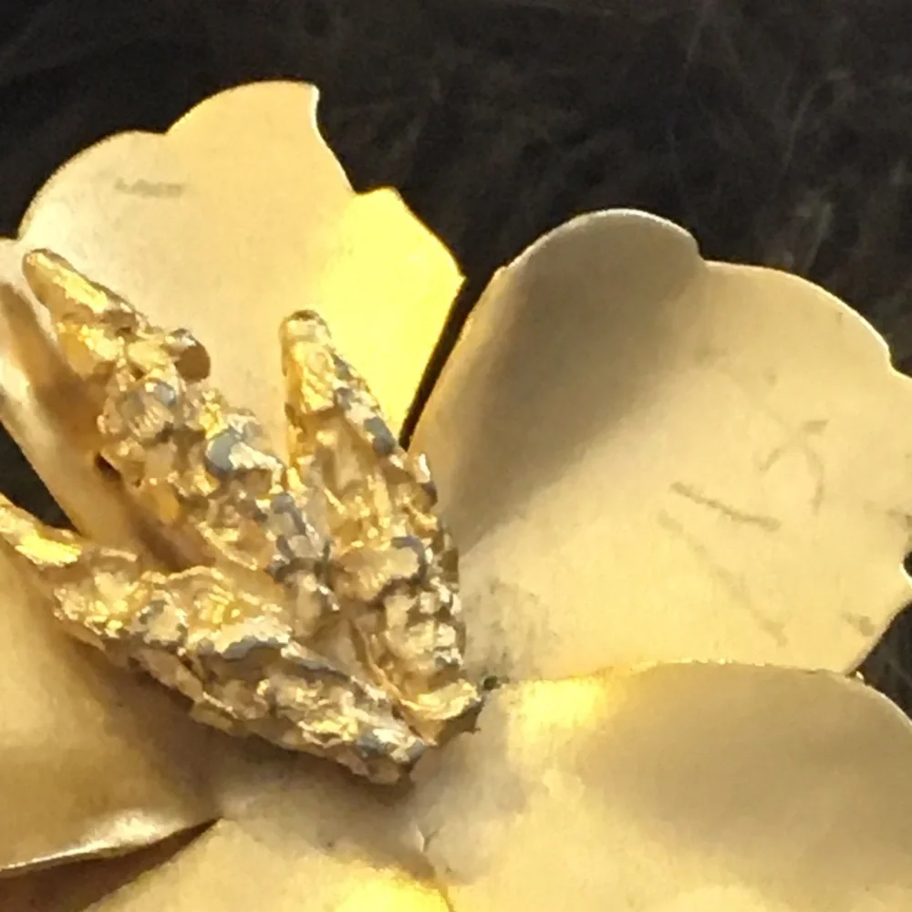 Vintage 80s gold tone flower brooch
